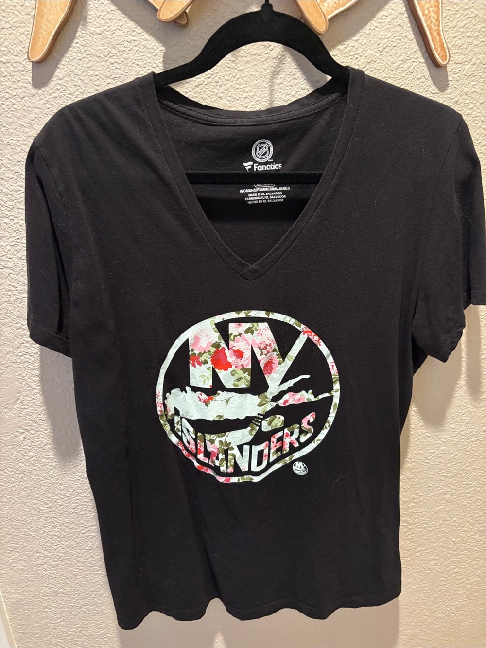 Fanatics Black V-Neck NY Islanders Floral Logo Tee